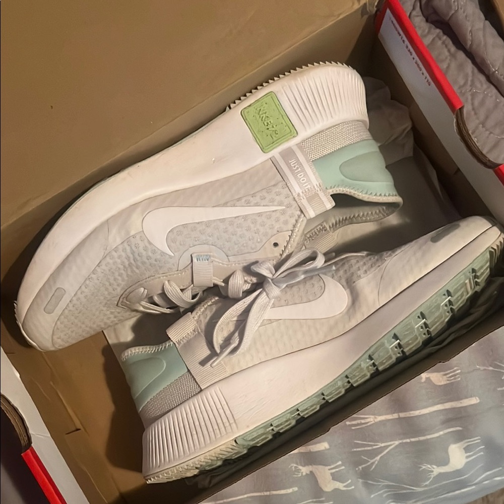 Nike women’s Reposto